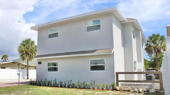 Building Photo - 305 Cypress Dr