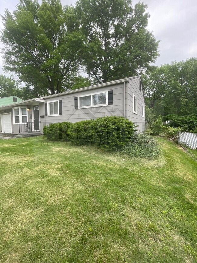 Building Photo - 3 bd/1 ba 8619 Winchester Ave, Kansas City...