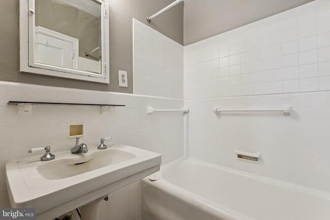 Building Photo - 2031 Locust St