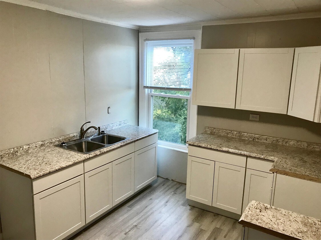 Foto principal - 5848 Montgomery Rd