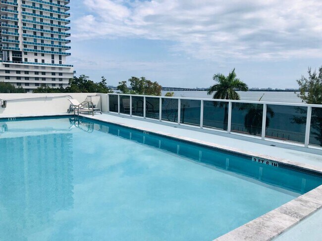 Foto del edificio - 601 NE 23rd St