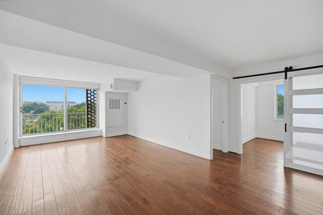 Foto del edificio - Southwest Waterfront Condo | 1 Bed | 1 Bath | 950 Sf | Private Balcony | 1 Parking Space