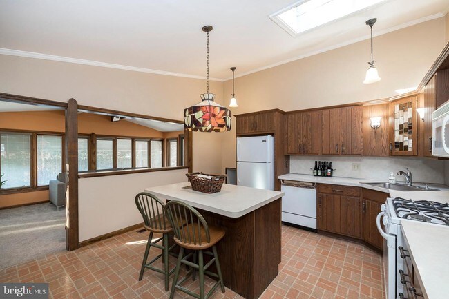 Building Photo - 1642 Sylvan Dr