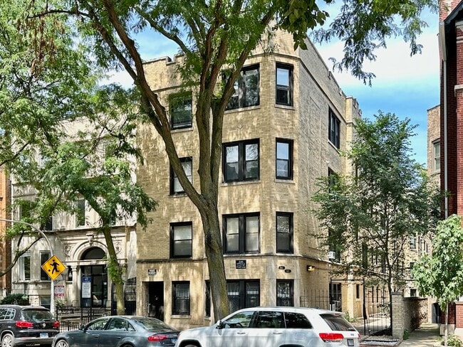 Building Photo - 644 W Roscoe St