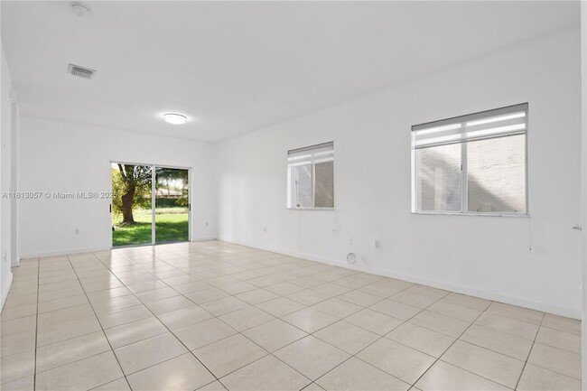 Foto del edificio - 1180 NE 41st Ave