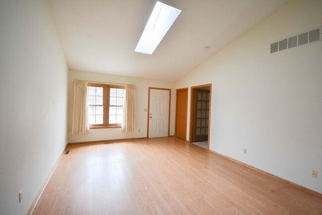 Building Photo - One Level Living in this 2br Townhome!