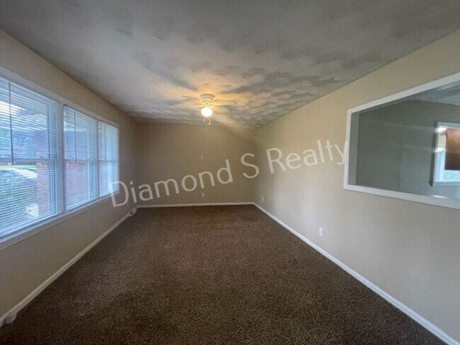 Foto del edificio - 4 Bedroom Home Available Now! Southwest Springfield!