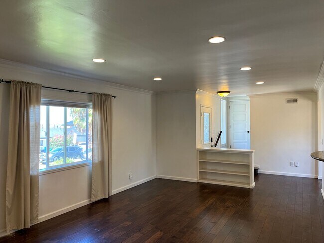 Building Photo - 5425 Hewlett Dr