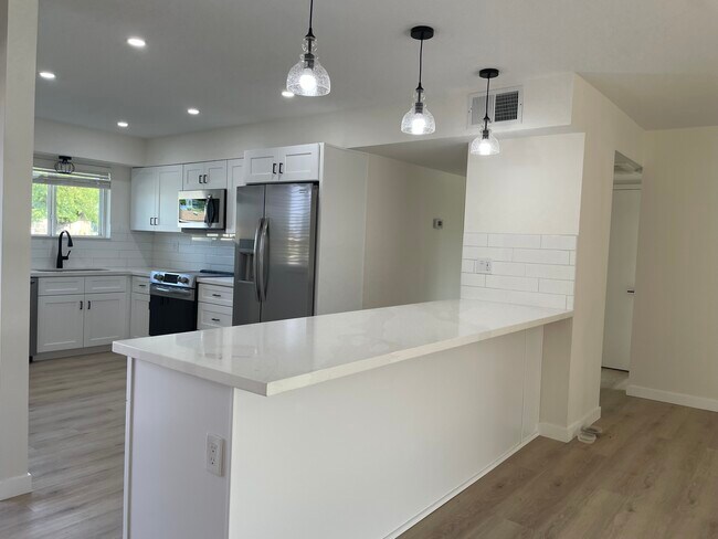 Renovación total - 11227 N Coggins Dr