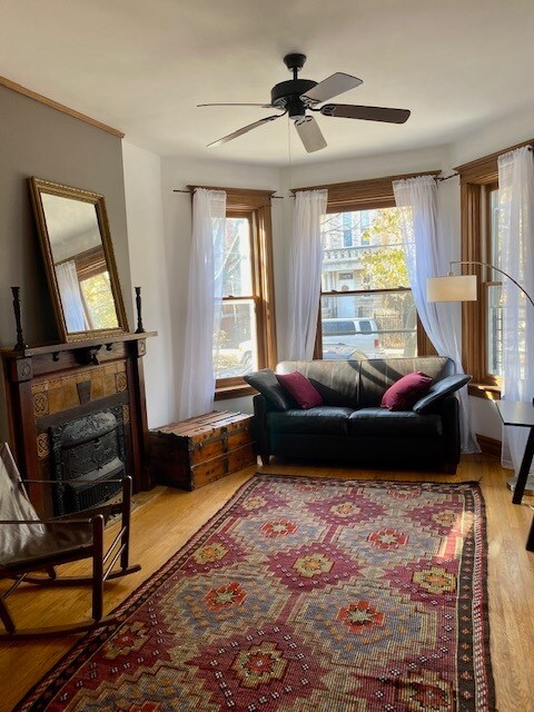 Living room - 1431 N Maplewood Ave