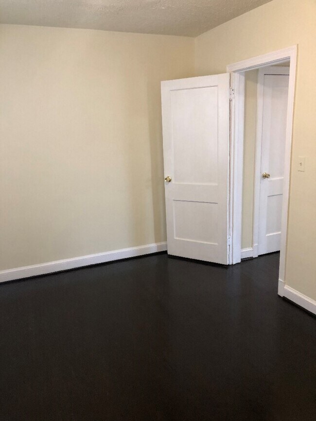 Dormitorio - 1900 W Virginia Ave NE