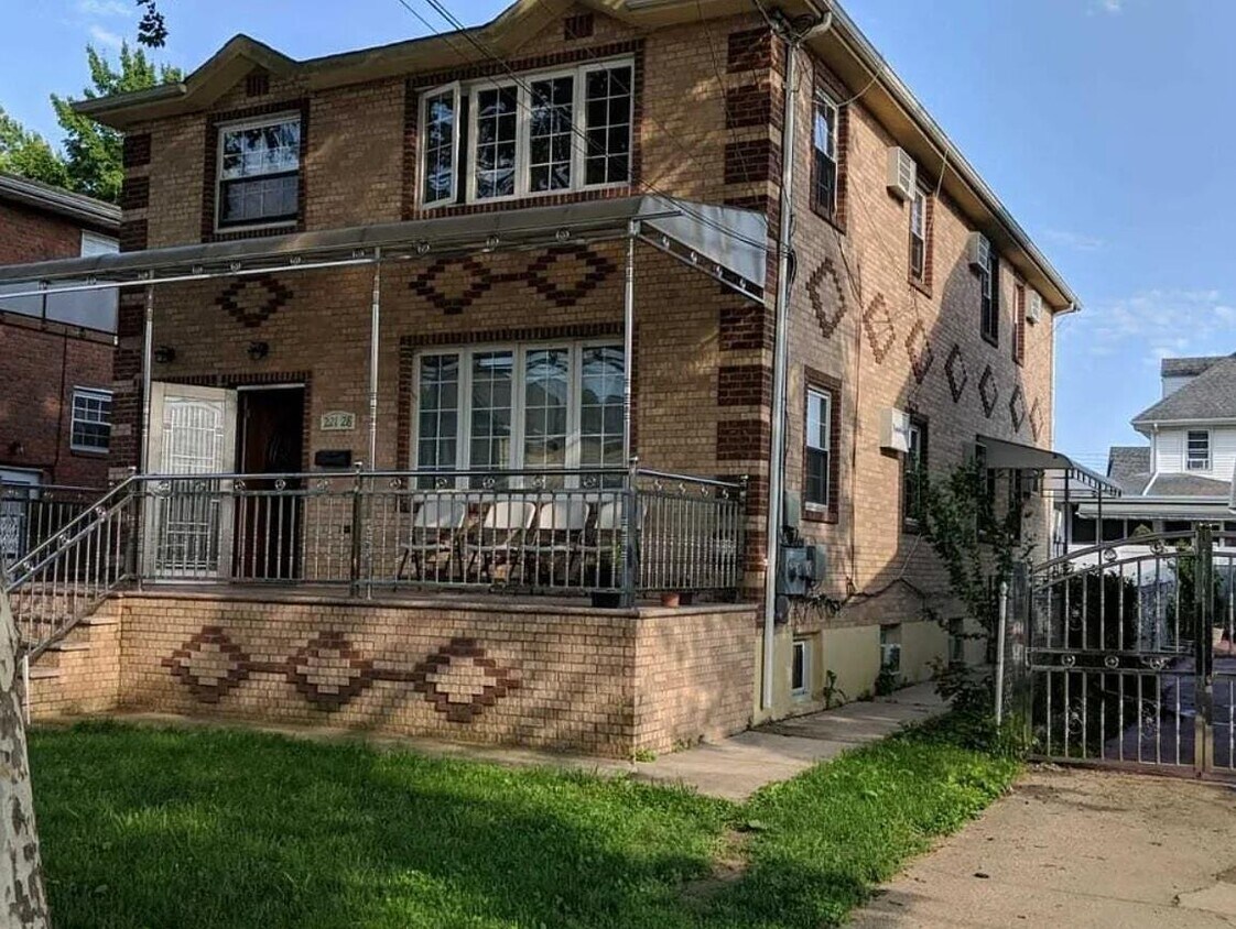 Foto principal - 221-28 Edmore Ave