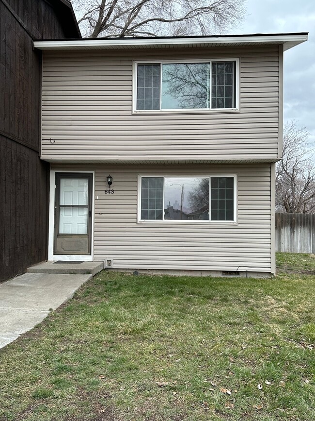 Foto del edificio - 643 Brookside Ct