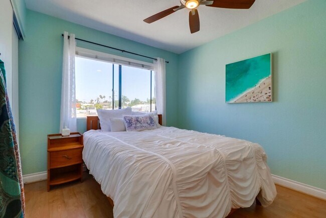 Foto del edificio - Stunning 2 bed 2 bath top floor condo in g...