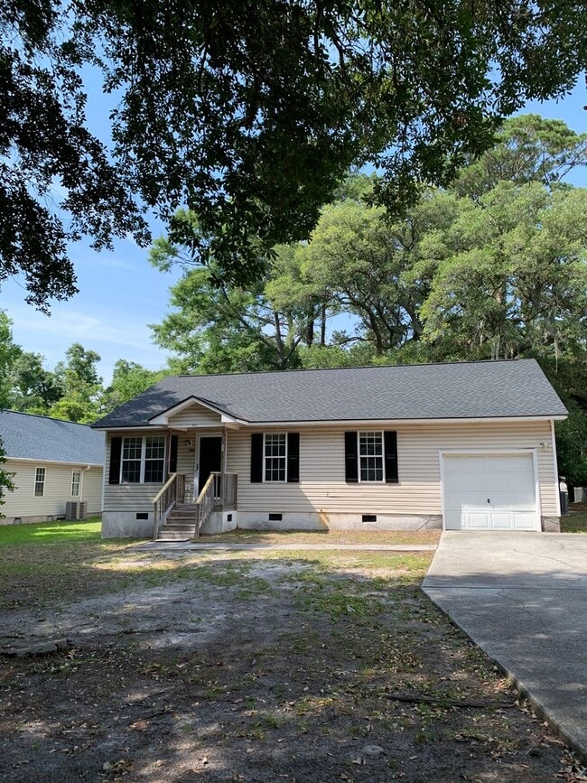 Building Photo - 211 Friendly Ln