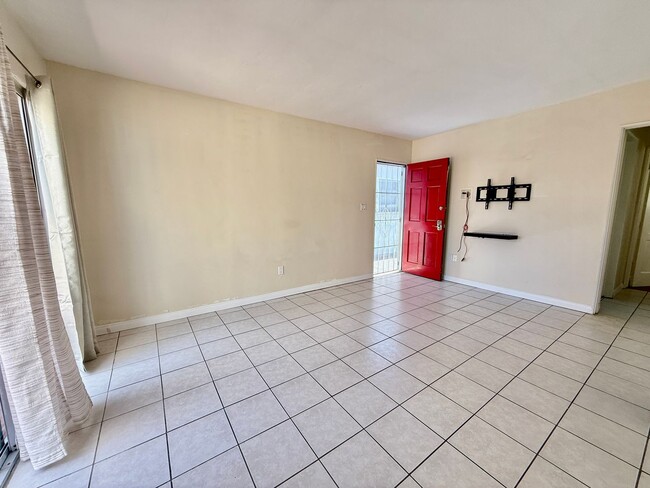 Building Photo - 2BD/1BA PB STYLE COTTAGE! LARGE EXCLUSIVE YARD! ASSIGNED PARKING!