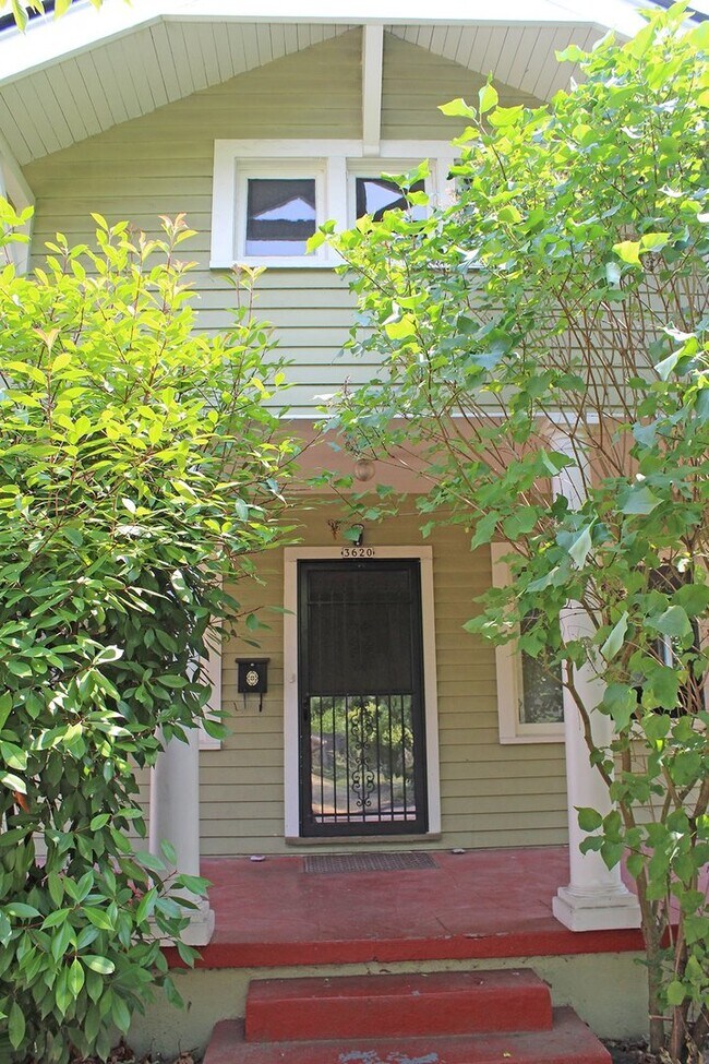 Building Photo - Delightful Rose City 2+ Bed Bungalow with ...