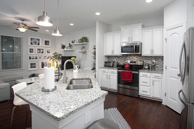 Foto del edificio - Fantastic end-unit townhome in Durham!