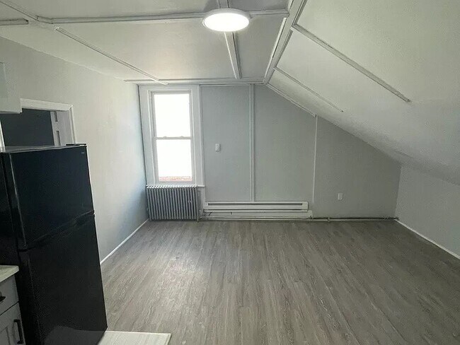 Building Photo - 111 Laurel Ave
