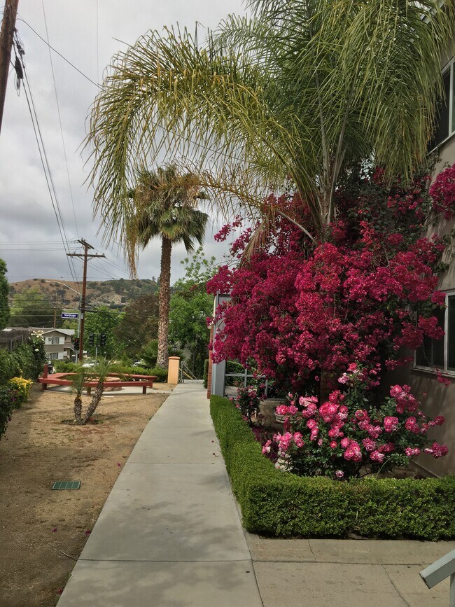 Building Photo - 2104 N Verdugo Rd