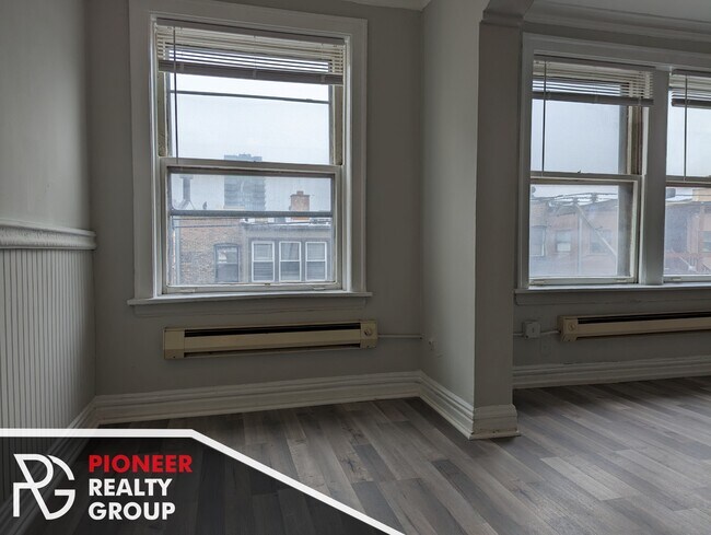 Foto del edificio - 429 W Roscoe St