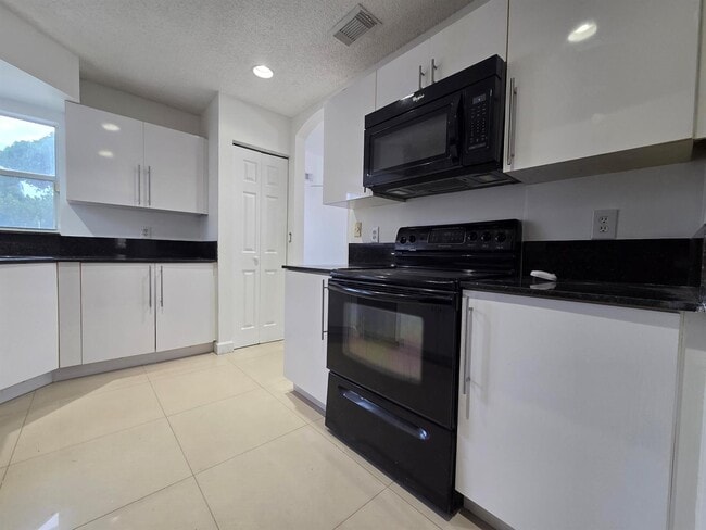 Building Photo - 533 NW 47th Ave