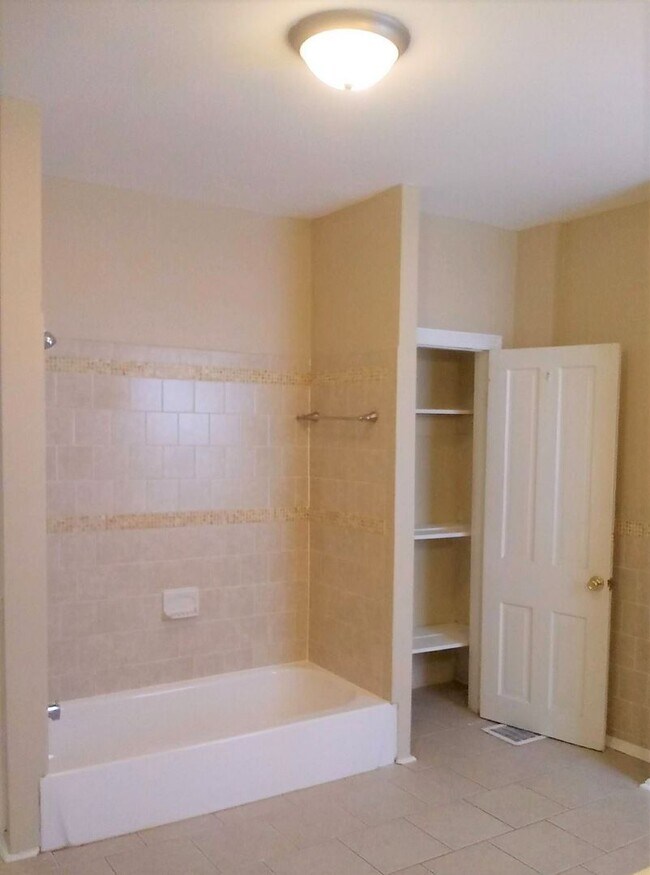 Foto del edificio - 20 Parkin St - Huge 3BR/1BA Townhouse near...