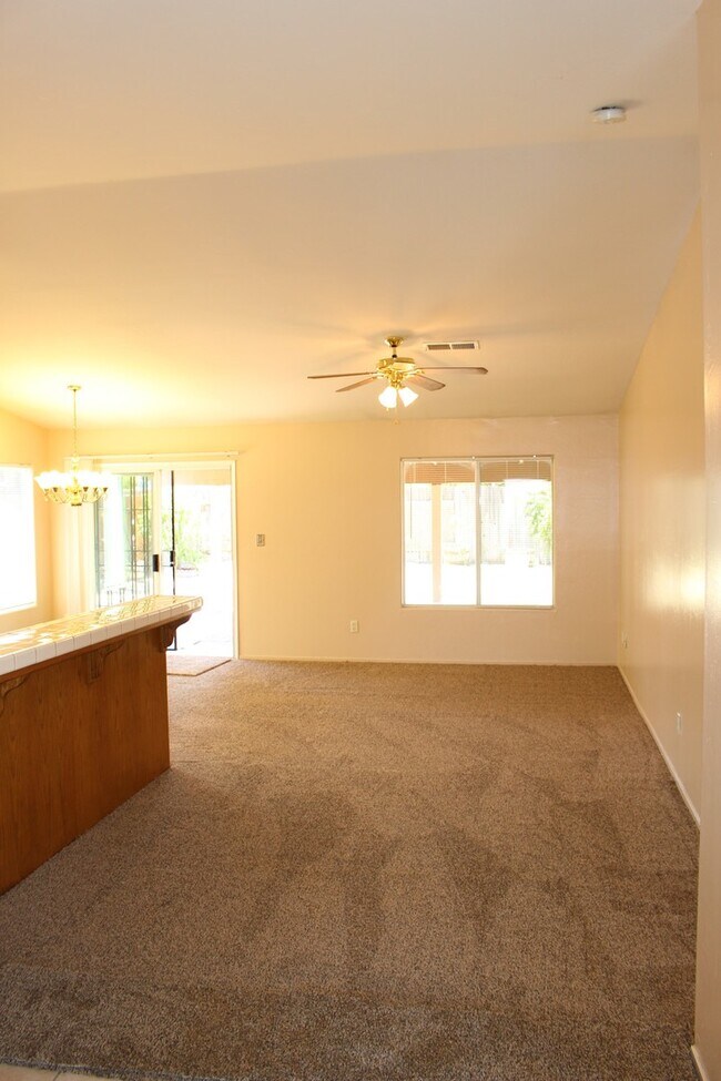 Foto del edificio - 1327 Clipper Hills Dr