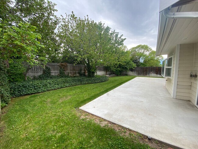 Foto del edificio - Backyard Oasis: 3 Bedroom 2 Bath House Ava...