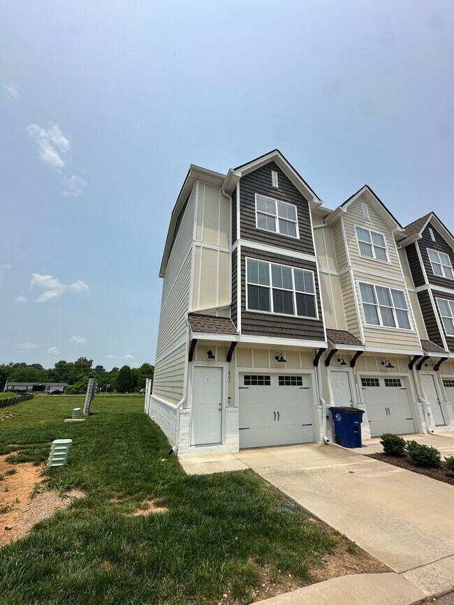 Building Photo - Beautiful 2 Bedroom 2.5 Bathroom Townhome ...