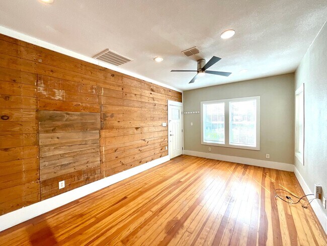 Foto del edificio - **APPLICATION RECEIVED** **MOVE IN SPECIAL** MUST SEE! 2 Bedroom / 2 Bath Home Near Downtown!