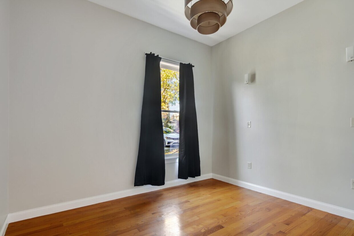 Primary Photo - Queen room in 5-bed/2.5-bath Home