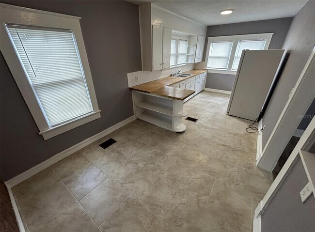 Building Photo - 620 5th Ave W