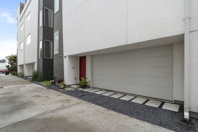 Building Photo - 1159 W 18th St