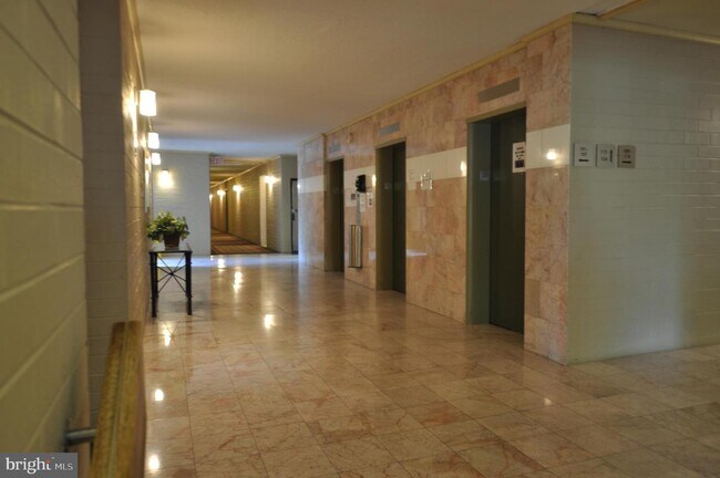 Building Photo - 6001 Arlington Blvd