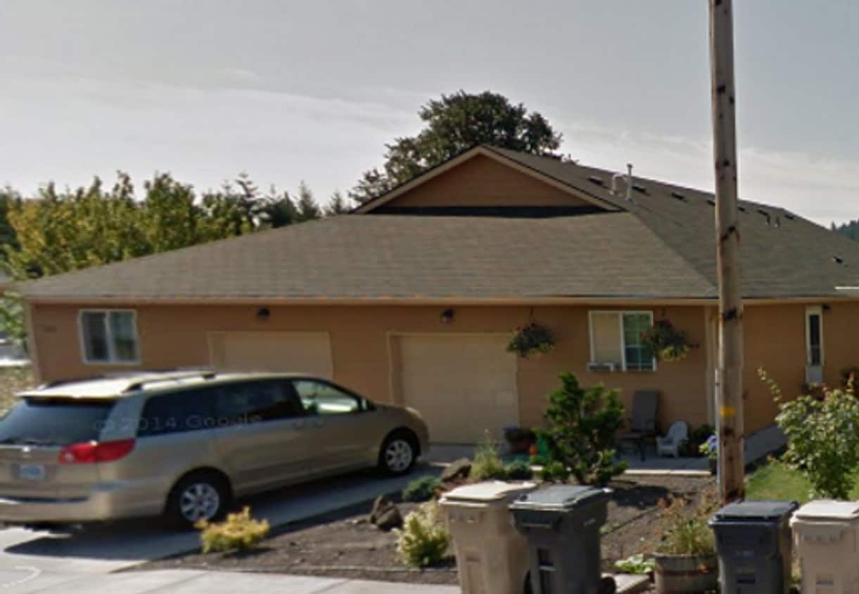 Primary Photo - (870) College Street Duplex - 4 Bedroom / 2 Bathroom