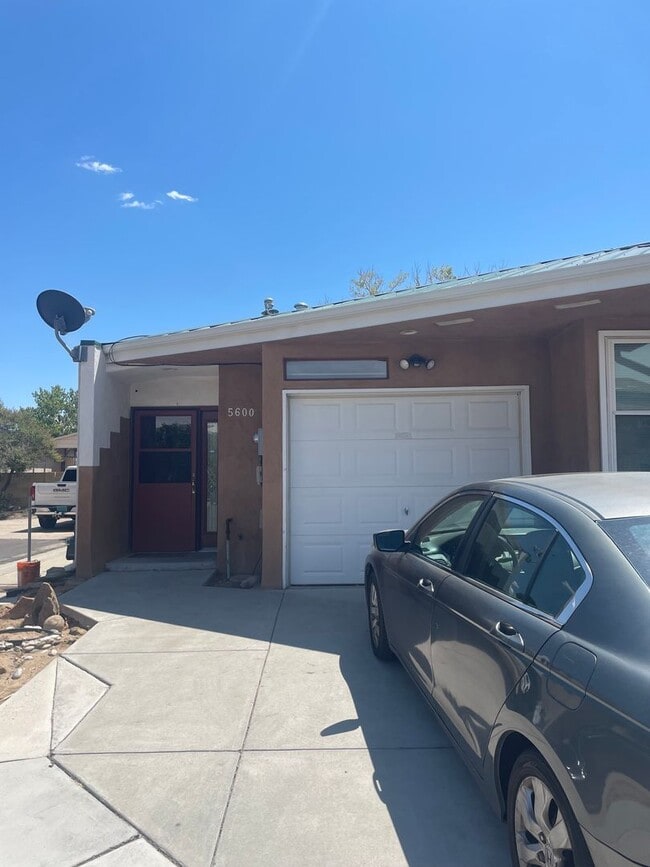 Building Photo - 5600 Del Oeste Rd