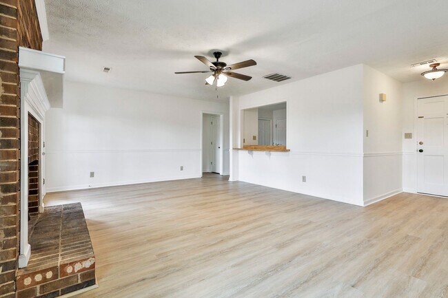 Building Photo - Updated 3 Bed 2 Bath Home in Tyrone with Private Yard and Covered Patio!