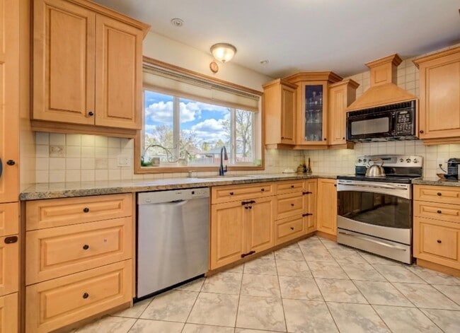 Building Photo - 209 Willowdale Av