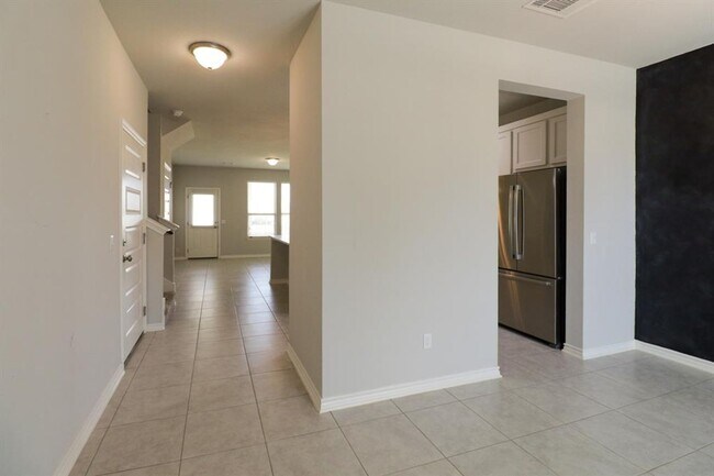 Foto del edificio - Large Open Concept in Georgetown!!!