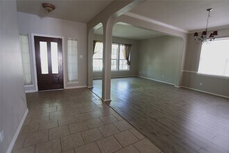 Building Photo - 5547 Linden Rose Ln