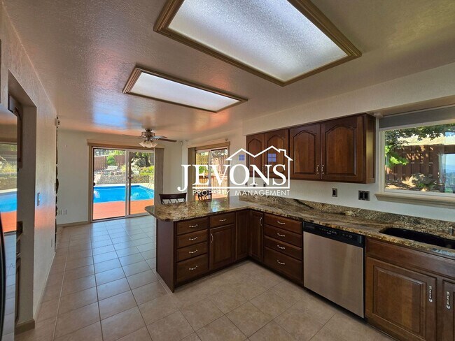 Building Photo - Lovely 3-bedroom home with fully equipped ...