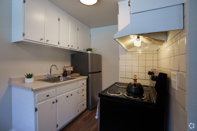 1BR, 1BA - 500SF - Kitchen - Coral Gardens Apartments