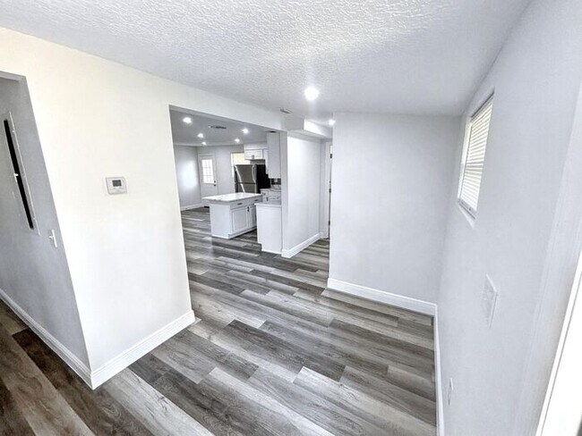Building Photo - Adorable 3-Bedroom Home Near Historic Down...