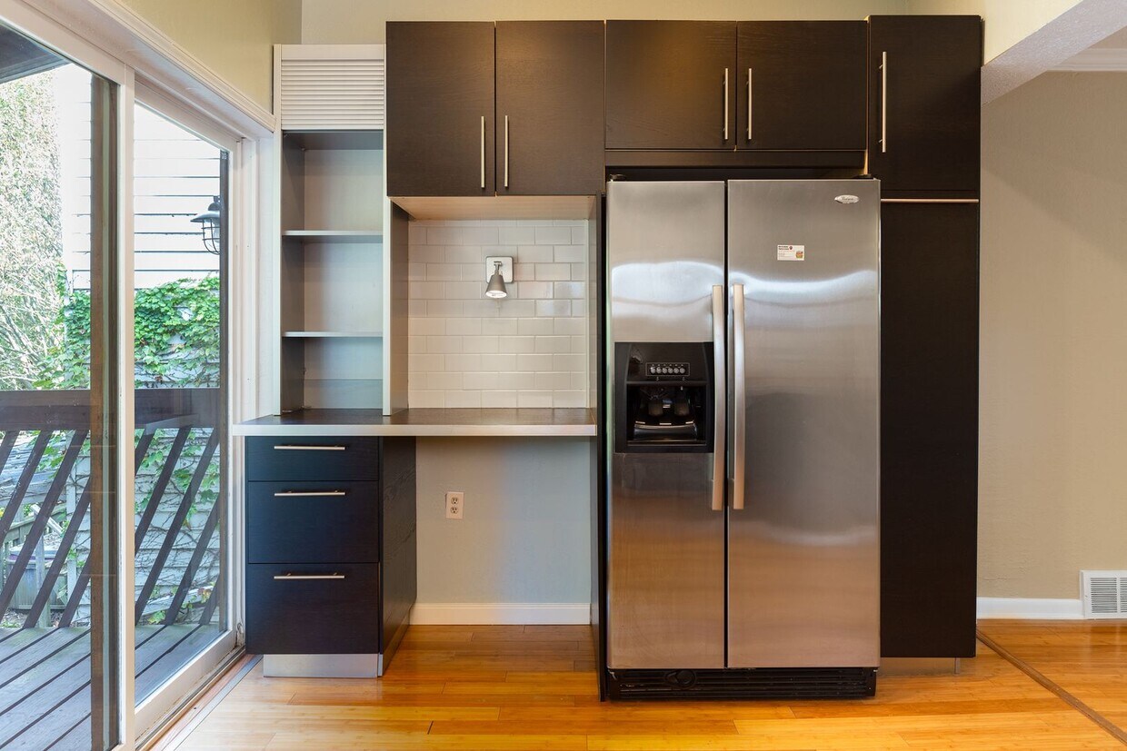 Updated 3BR 3 bath House with off street p... - Updated 3BR 3 bath House with off street p...