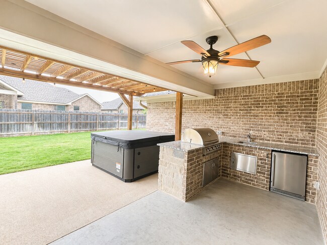 Building Photo - AVAILABLE FOR MOVE-IN WITH A 2-WEEK NOTICE