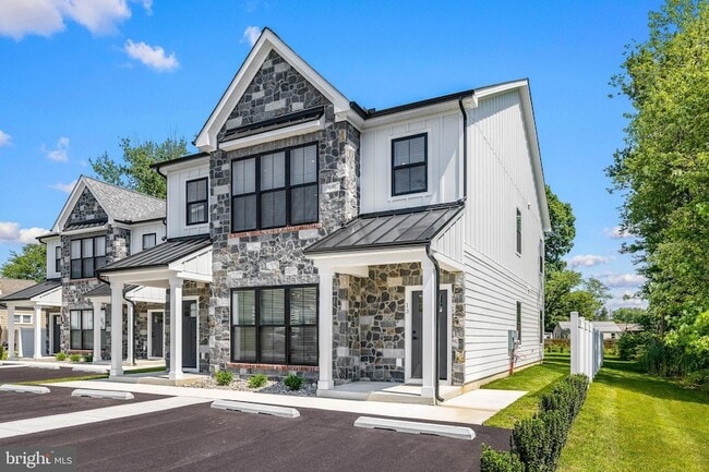 Building Photo - 13 Arbutus Ave