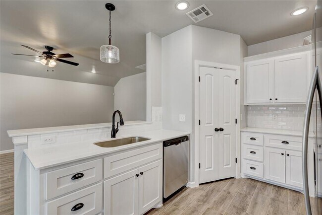 Foto del edificio - 5817 Campbell Creek Dr