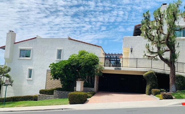 Foto del edificio - Unbeatable Location! Ocean View two bedrooms and two bathrooms two story condo with gated undergr...