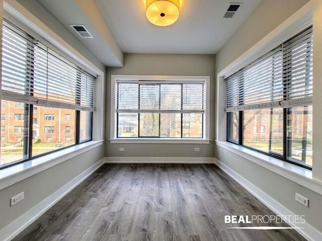 Building Photo - 3 bedroom in EVANSTON IL 60202